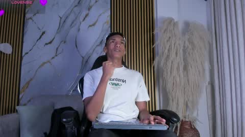 Snapshot of juliensaint_ chatting on April 5, 2026, 12:13 pm Julien online show from April 5, 2026, 12:13 pm