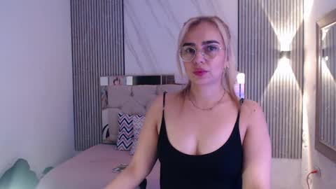 julieta__fox_ online show from April 6, 2026, 1:58 am