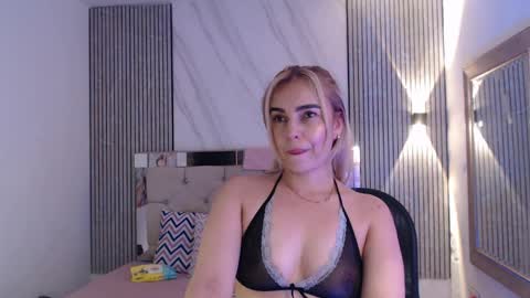 julieta__fox_ online show from April 9, 2026, 12:32 am