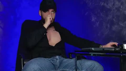 JULiUS   online show from December 21, 2025, 8:05 pm