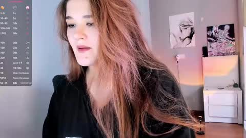 Snapshot of july_slowdive chatting on December 3, 2024, 12:06 pm Julie online show from December 3, 2024, 12:06 pm