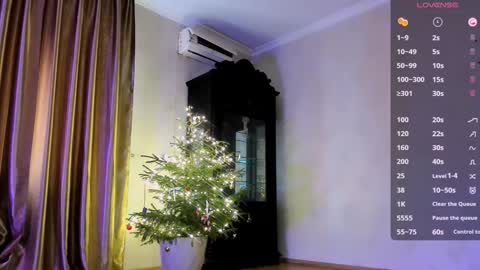 Snapshot of july_slowdive chatting on January 16, 2025, 11:58 am Julie online show from January 16, 2025, 11:58 am