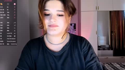 Snapshot of july_slowdive chatting on February 6, 2025, 11:32 am Julie online show from February 6, 2025, 11:32 am