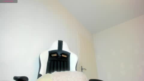 Snapshot of julyssa_sanders chatting on April 19, 2026, 11:51 pm July online show from April 19, 2026, 11:51 pm