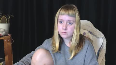 Snapshot of june_shy0 chatting on November 20, 2025, 7:52 am June online show from November 20, 2025, 7:52 am