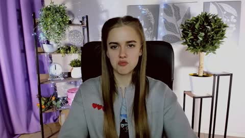 junewoods online show from April 3, 2026, 3:32 pm