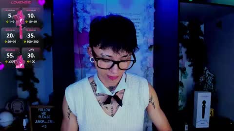 Snapshot of juniior0_0 chatting on February 19, 2025, 10:42 pm Junior online show from February 19, 2025, 10:42 pm