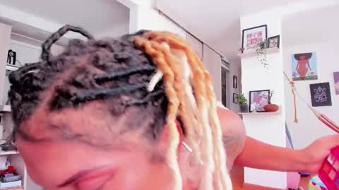 Karlye online show from December 5, 2025, 3:41 pm