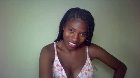 Snapshot of karoliee chatting on May 3, 2026, 5:52 pm karoliee online show from May 3, 2026, 5:52 pm