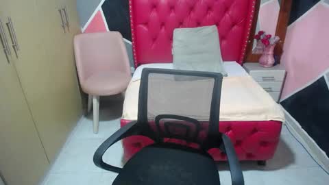 karoline_lov2 online show from February 3, 2025, 7:42 pm