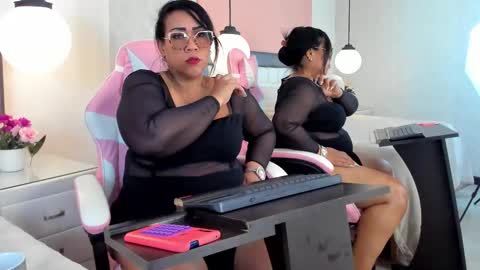 karolwest_ online show from November 4, 2025, 1:10 pm