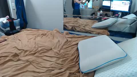 Kat and Crown online show from April 3, 2026, 9:57 pm