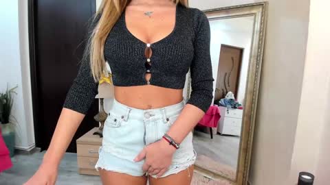 Snapshot of kate_belle chatting on December 22, 2024, 7:31 pm Kate online show from December 22, 2024, 7:31 pm