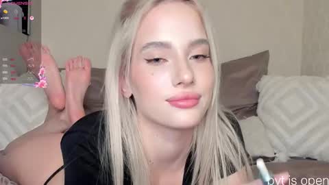 Snapshot of katebremar chatting on December 16, 2025, 10:04 pm online show from December 16, 2025, 10:04 pm