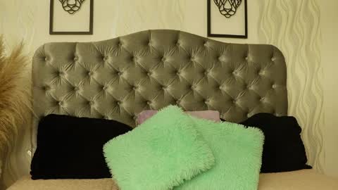 kathh_latorre online show from April 8, 2026, 1:33 pm