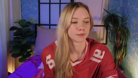 katt_yy online show from April 7, 2026, 5:08 am
