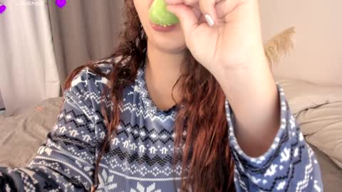 Snapshot of katybloom_ chatting on December 22, 2024, 9:42 pm    online show from December 22, 2024, 9:42 pm