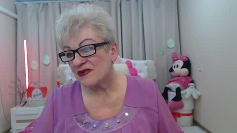 kaylesmoll online show from April 8, 2026, 7:03 pm