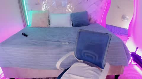 Keisy  online show from April 17, 2026, 1:58 pm