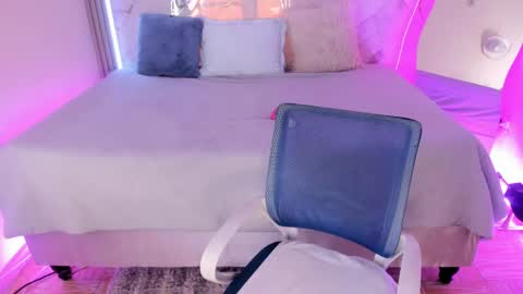 Keisy  online show from April 21, 2026, 3:17 pm