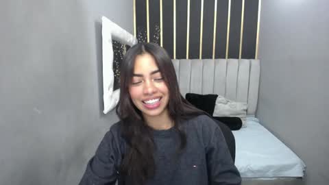  K E I Z Y  online show from December 13, 2024, 4:27 pm