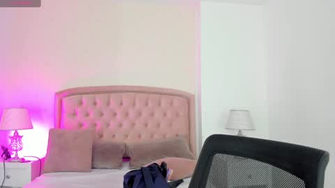 Kendall online show from October 23, 2025, 6:34 am