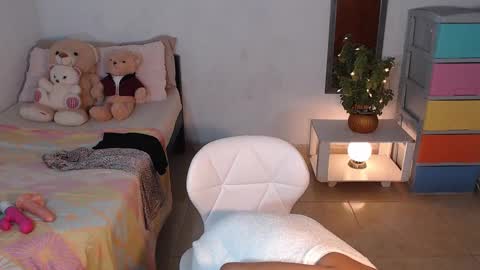 Mia  online show from December 7, 2024, 3:52 pm