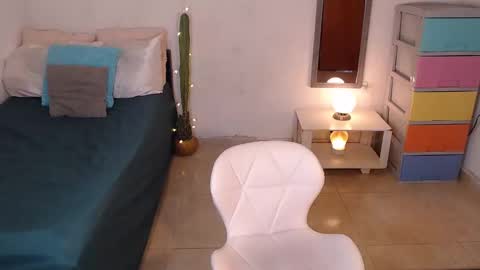 Mia  online show from December 19, 2024, 5:29 pm