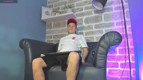 Snapshot of kevinn_blue chatting on December 2, 2025, 9:32 pm Sexy Hot Kevin online show from December 2, 2025, 9:32 pm