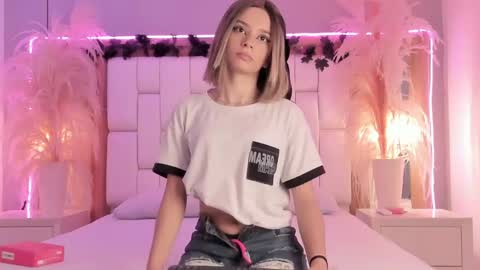 Snapshot of khathieebelle chatting on April 15, 2026, 6:37 pm Khathiee online show from April 15, 2026, 6:37 pm