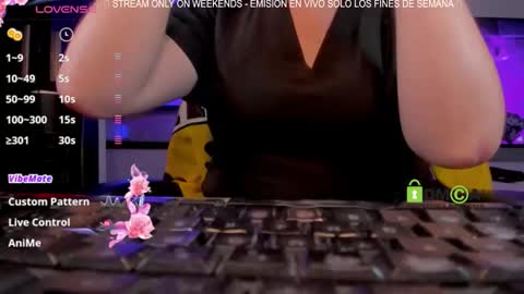 Snapshot of khionebesset chatting on November 21, 2025, 1:37 am Khi. online show from November 21, 2025, 1:37 am