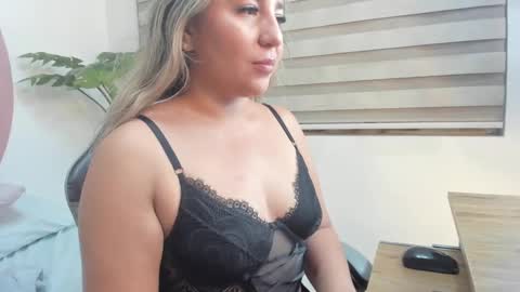 Snapshot of kiara_mirren chatting on September 26, 2025, 3:32 am K I A R A online show from September 26, 2025, 3:32 am