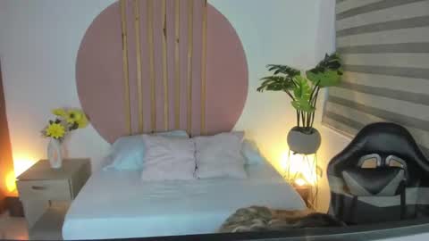 Snapshot of kiara_mirren chatting on October 10, 2025, 2:32 am K I A R A online show from October 10, 2025, 2:32 am