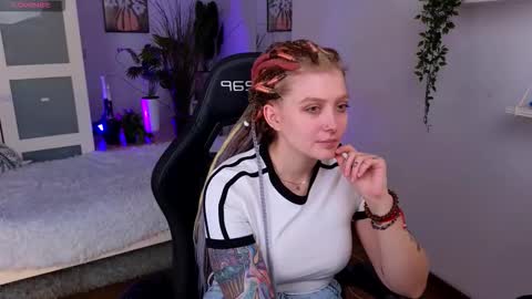 Kiki online show from November 13, 2025, 2:16 pm