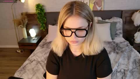 KimEvanss online show from May 22, 2026, 5:47 am