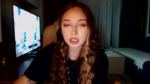 Kim Lee  online show from January 8, 2025, 3:39 pm