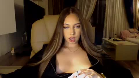 Kim Lee  online show from February 20, 2025, 5:18 pm