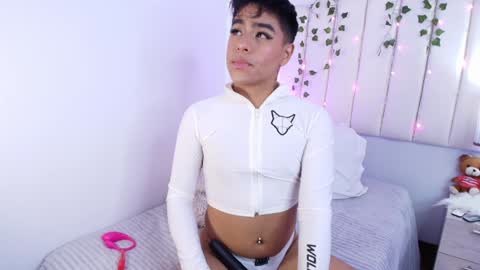 Snapshot of king_azahell chatting on January 3, 2025, 1:59 am king  help me reach 100 likes online show from January 3, 2025, 1:59 am