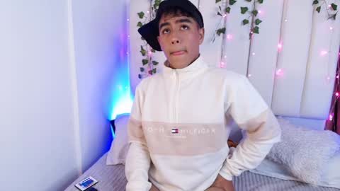 Snapshot of king_azahell chatting on January 4, 2025, 2:56 am king  help me reach 100 likes online show from January 4, 2025, 2:56 am