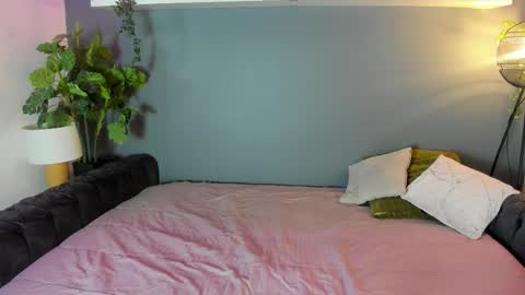 kira_exe online show from February 18, 2026, 12:01 pm