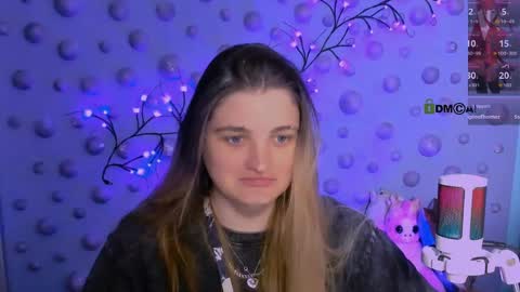 kira_melt online show from April 14, 2026, 11:22 pm