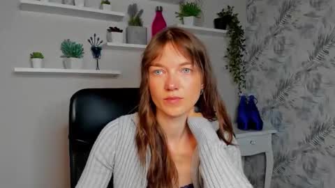 KIRA online show from June 1, 2026, 5:42 am
