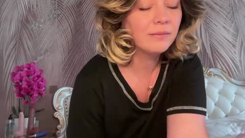 KiraDivine online show from March 16, 2026, 1:37 pm