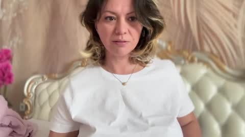 Snapshot of kiradivine chatting on April 22, 2026, 12:28 pm KiraDivine online show from April 22, 2026, 12:28 pm