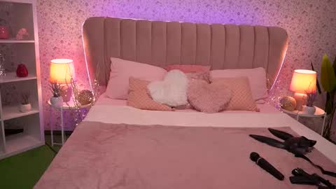 Kira online show from September 13, 2025, 6:08 pm