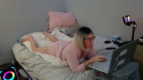 Snapshot of kirkcammerman1 chatting on December 29, 2024, 8:22 am Onya online show from December 29, 2024, 8:22 am