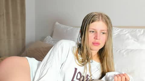 Kira online show from April 21, 2026, 8:34 pm