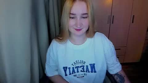 kitten_sun online show from June 14, 2026, 3:25 pm