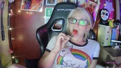 Snapshot of kittibbybells0311 chatting on June 1, 2026, 7:10 am Kitti online show from June 1, 2026, 7:10 am