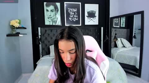 Snapshot of kitty_collins_ chatting on October 2, 2025, 10:22 am Kitty online show from October 2, 2025, 10:22 am